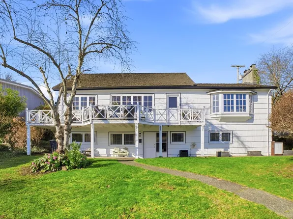 487 Roslyn Blvd, North Vancouver, BC V7G 1P1