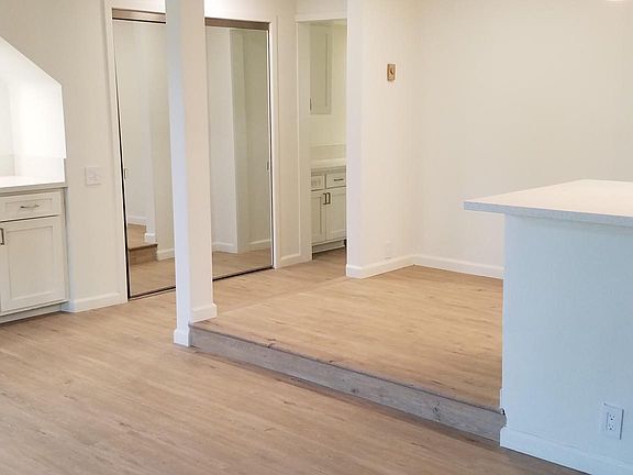 5th image of 1100 Granville Ave #5