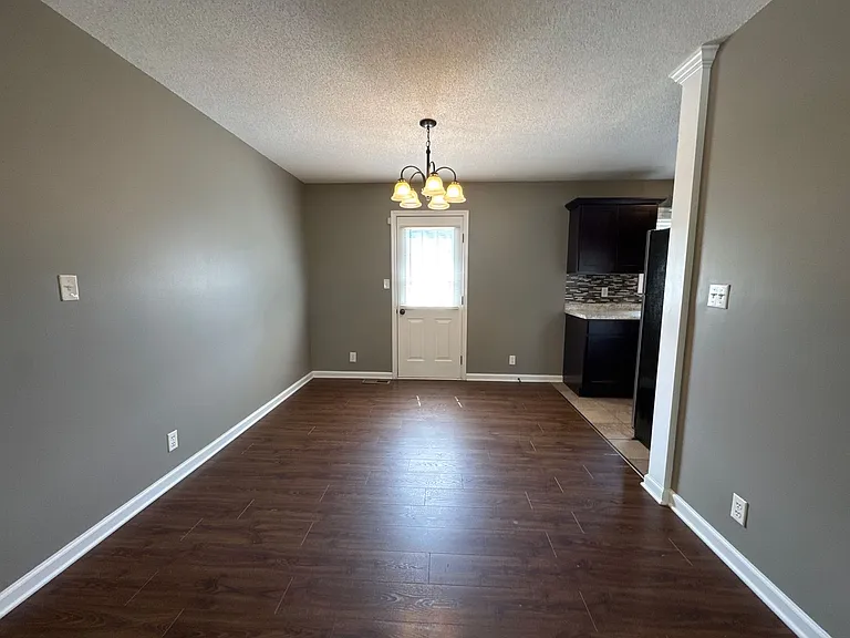 910 Applegrove Cir — Photo 3