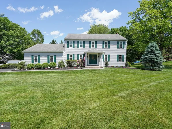 12 Meadow Woods Ln, West Grove, PA 19390