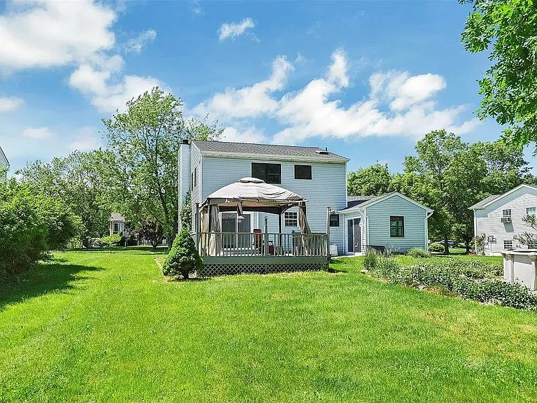 54 Capital Dr — Photo 2