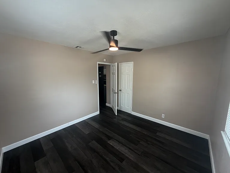 11203 Roswell Ave — Photo 6