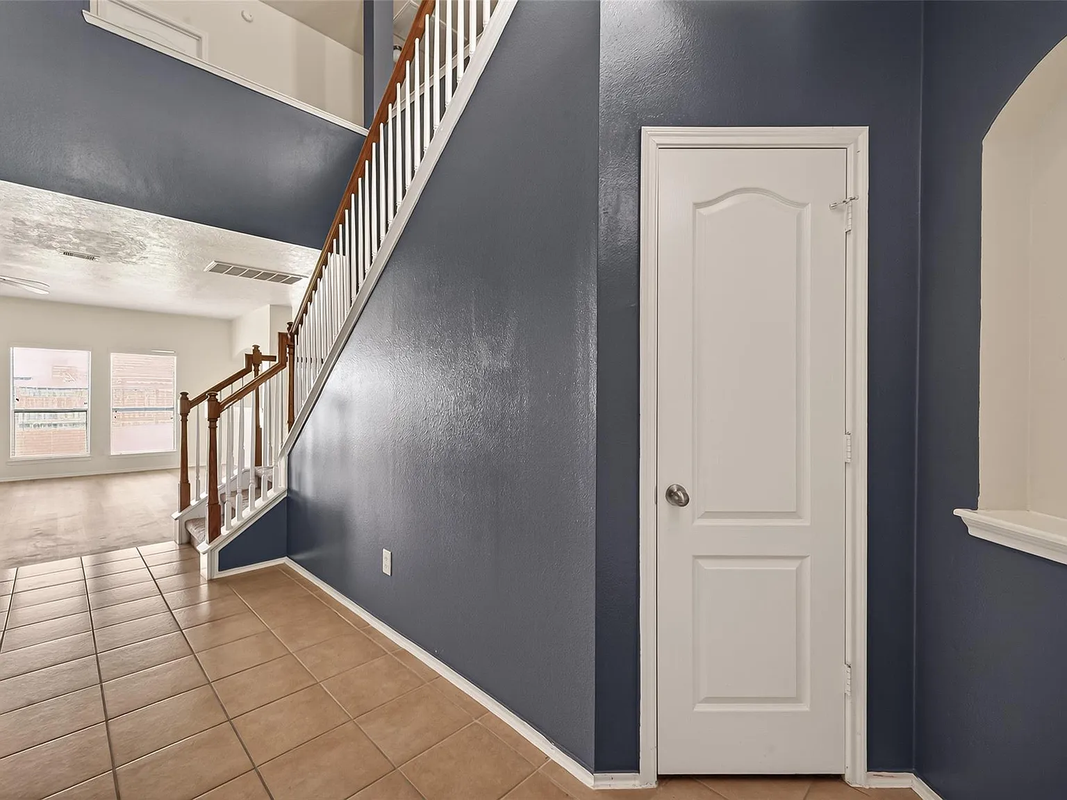 4 bed, 2.5 bath, 2864 sqft, $2,445 — Photo 3