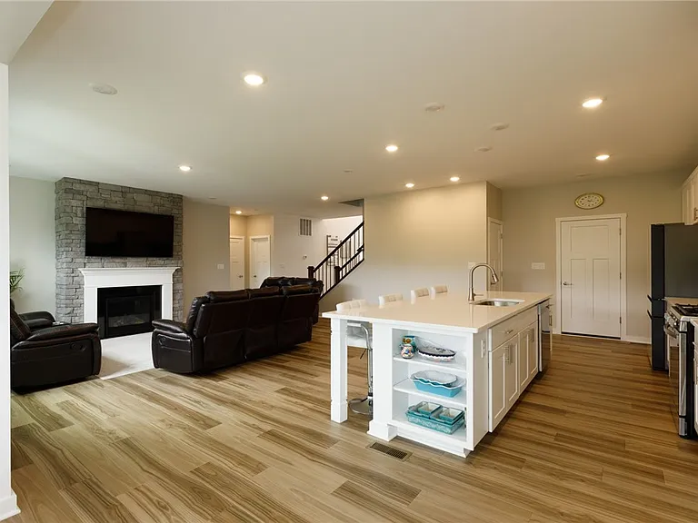109 Mesa Dr — Photo 5