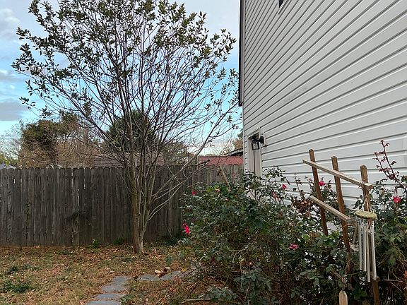 5th image of 9404 Willow Ct #B
