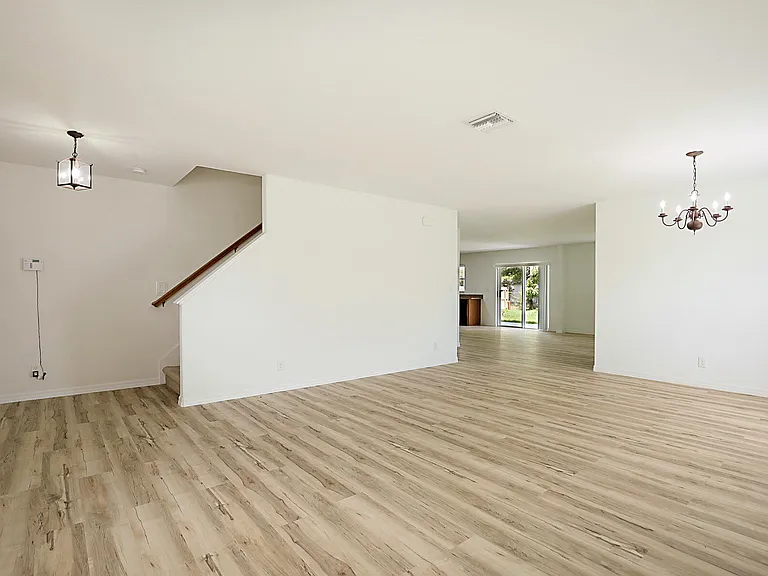617 SE Karrigan Ter — Photo 9
