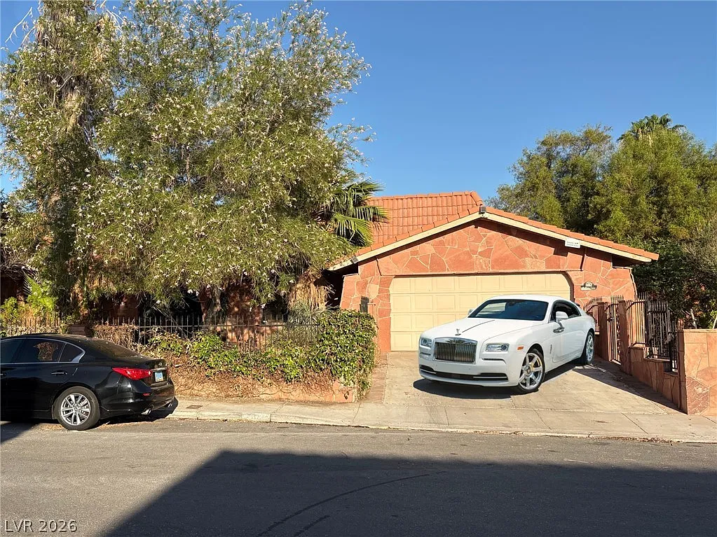 3 bed, 2.0 bath, 2238 sqft, $2,900 — Photo 1