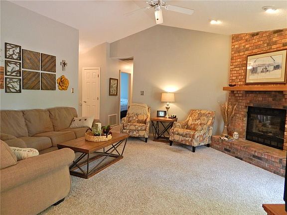 2nd image of 182 Thornleigh Ct