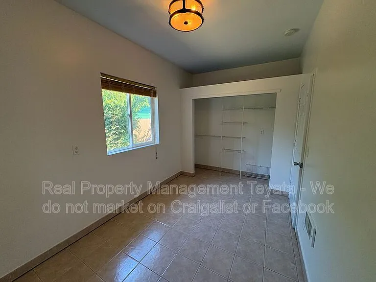 8390 Richmond Park Rd — Photo 18