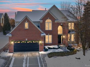 1340 Ross Ln, Rochester, MI 48306