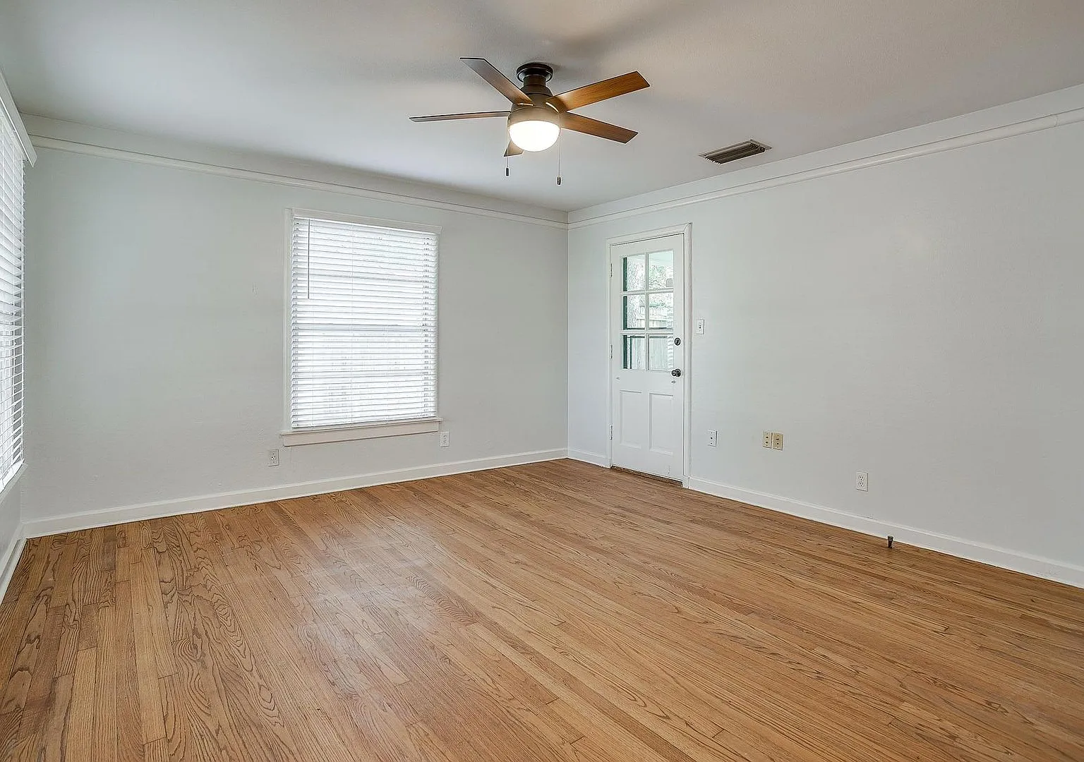 Fresh on the Market- 2 Bed, 1 Bath home in Westcliff, Minutes from TCU- 76109 — Photo 4