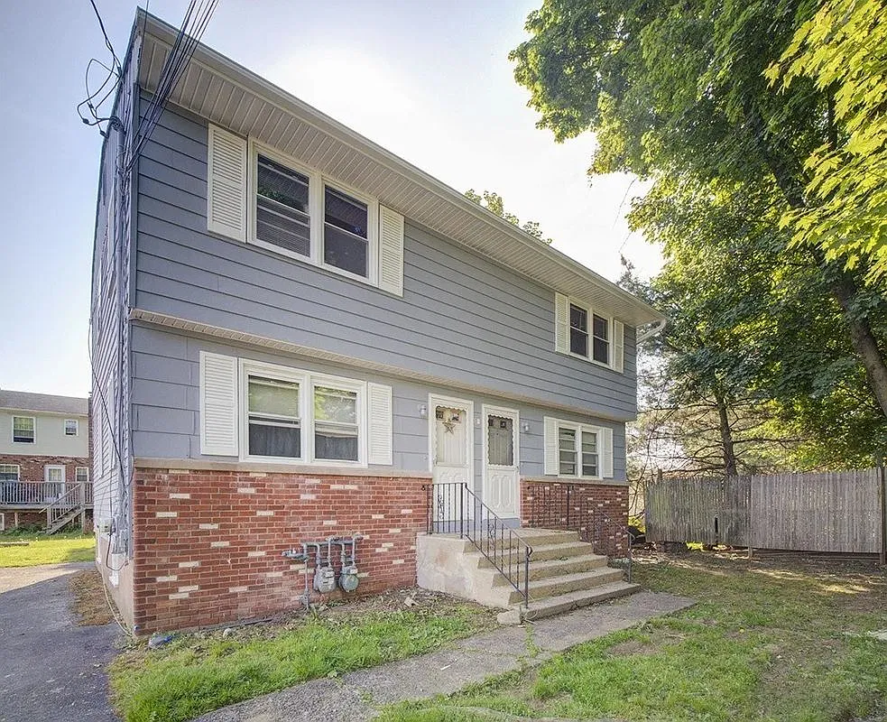 4 bed, 2.0 bath, 1666 sqft, $2,000 — Photo 1