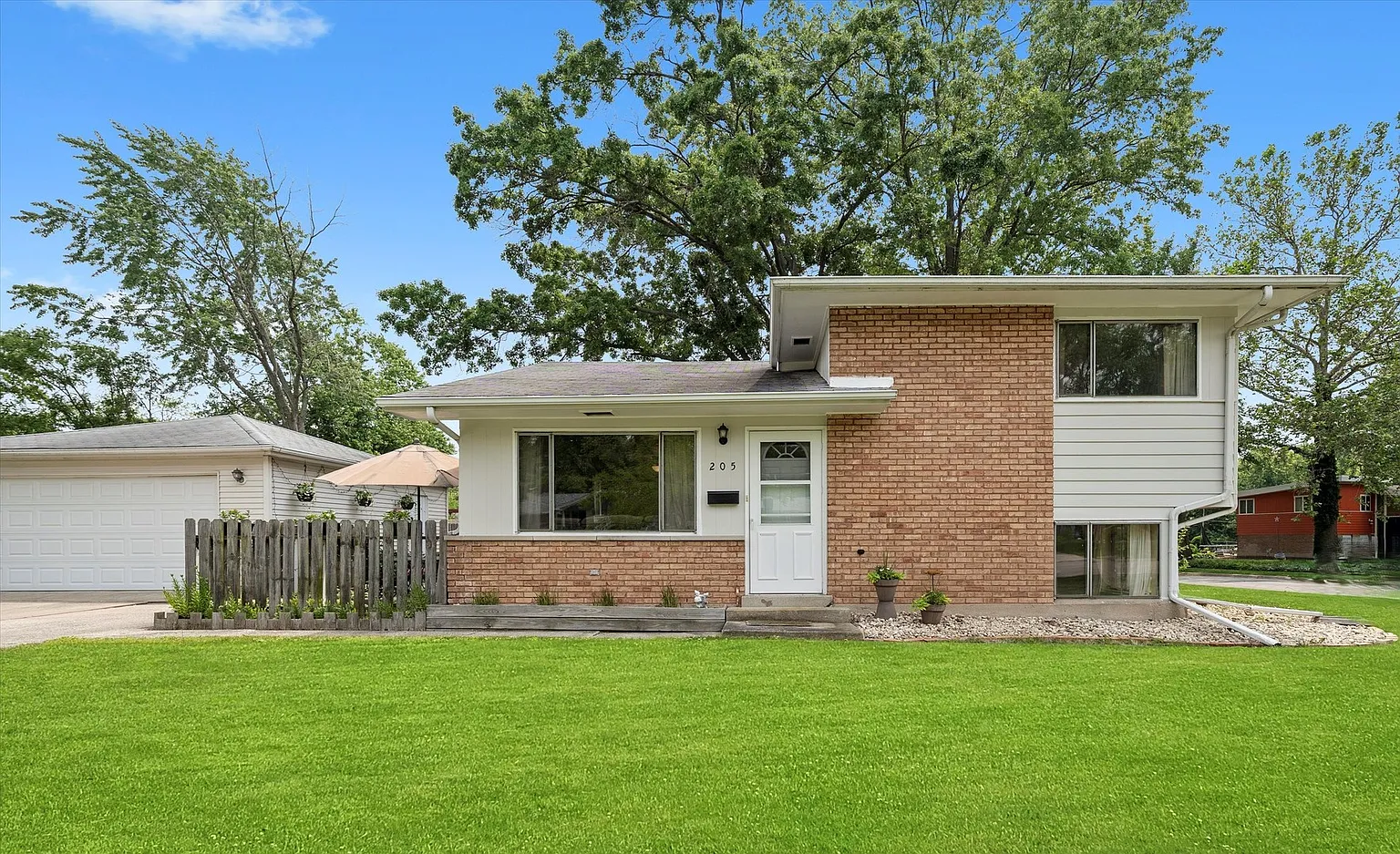 205 Westwood Dr photo 1