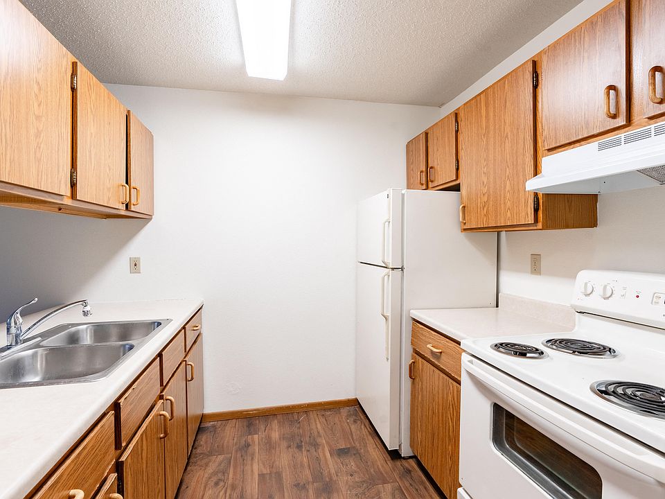 Fargo, ND Candlelight Apartments | 11B | Kitchen