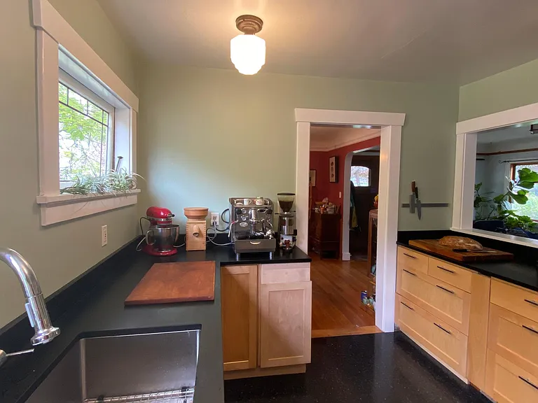 Not renting with coffee machine pictured. Well-stocked kitchen with high-quality appliances