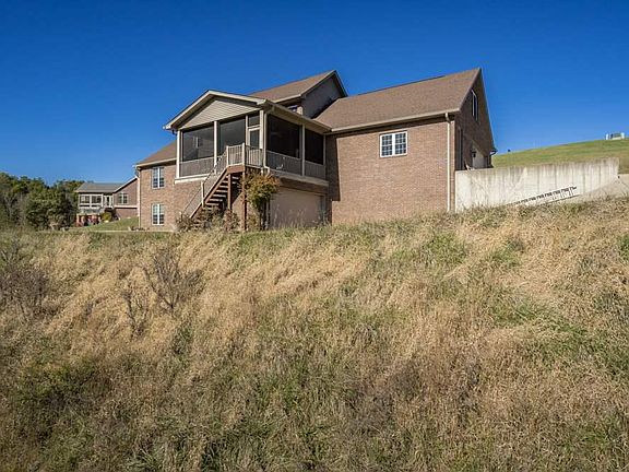 4th image of 122 Admiral Dr