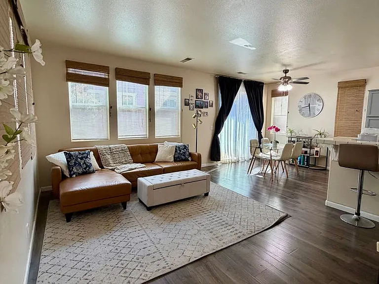 588 Gardenia Pl — Photo 3