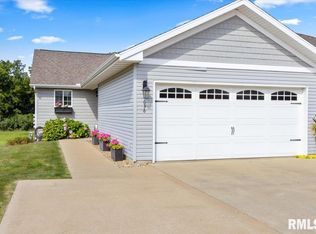 636 Bittersweet Ave, Germantown Hills, IL
