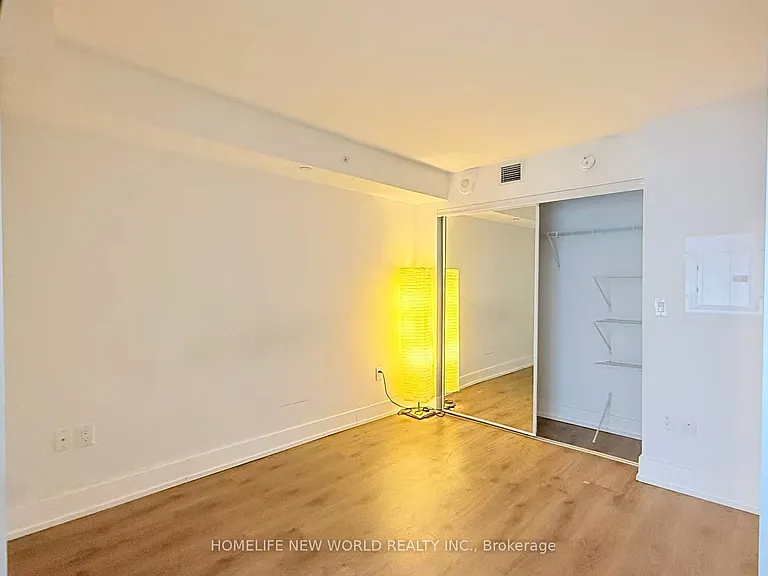 955 Bay St #814 — Photo 16