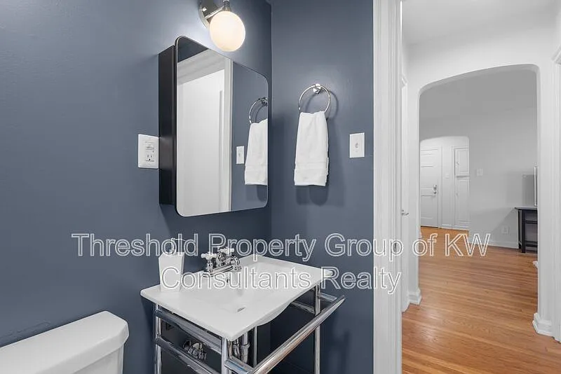 Building Photo - 441 E Town St #201