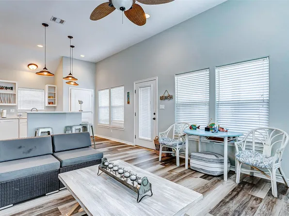 877 Palmetto Dr, Crystal Beach, TX 77650