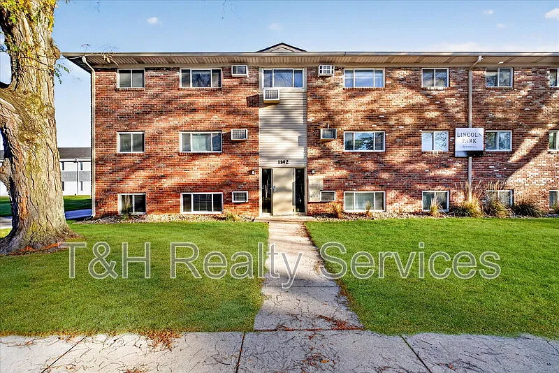 2 bed, 1.0 bath, 775 sqft, $1,000 — Photo 1