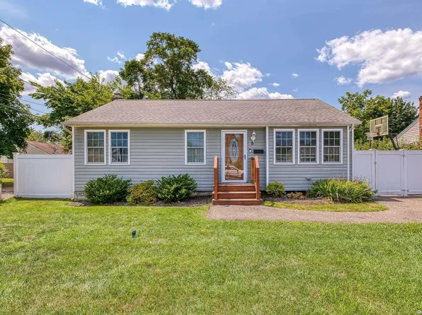 5 Silverpine Drive, Amityville, NY 11701