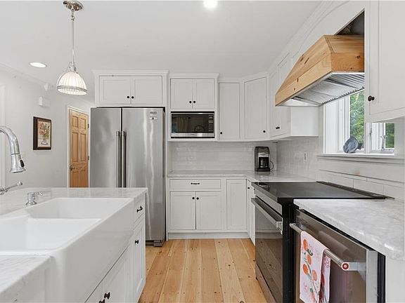 4th image of 60 Westwind Rd