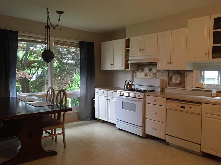 557 S Orange Ave — Photo 5