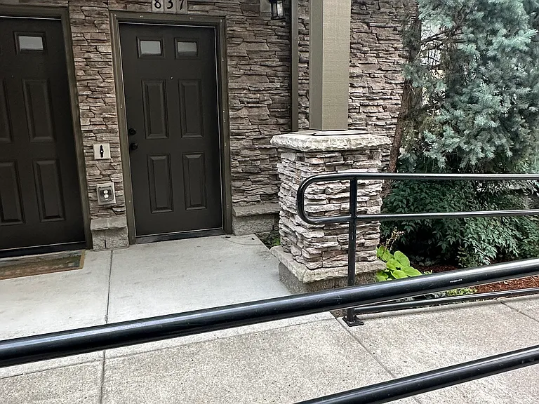 837 NE Wheelock Pl — Photo 1