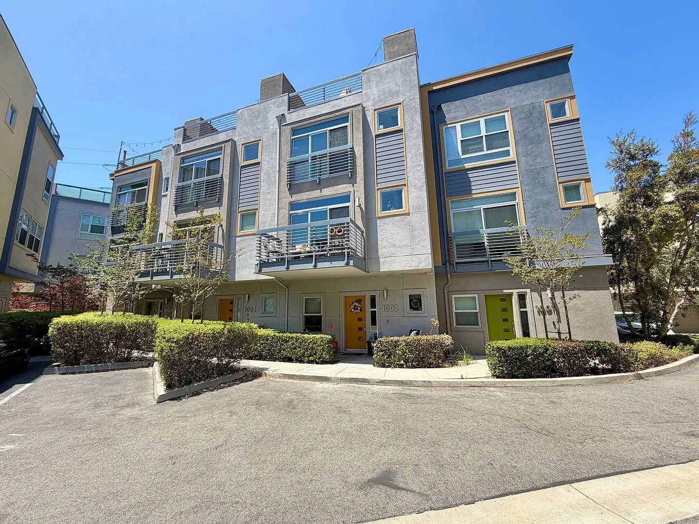 3-BR/3-BA Townhouse w/ Furnished Roof deck, 2-Car Garage, EV Hookup — Photo 3
