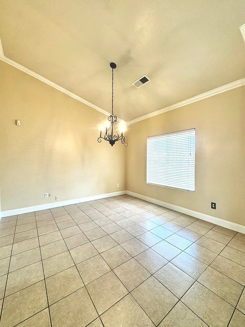Spacious Northwest Bakersfield Home — Photo 3