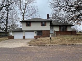 702 Crestview Dr, Monett, MO 65708