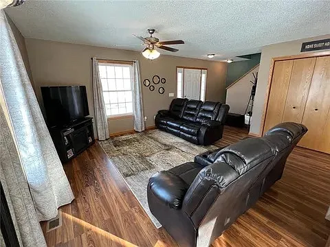 3 bed, 1900 sqft, $2,300 — Photo 4