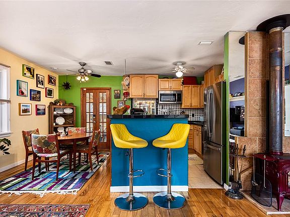 4th image of 1017 NE 8th Ave