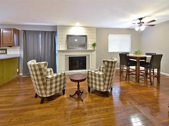3rd image of 1542 Sherwood Forest Dr