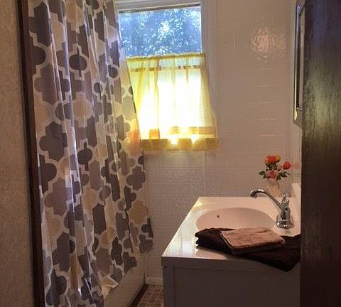 Bathroom w/tub & shower