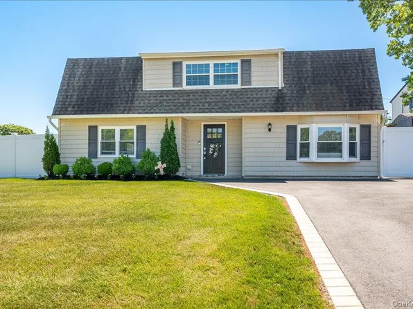 10 Rutgers Road, Farmingville, NY 11738