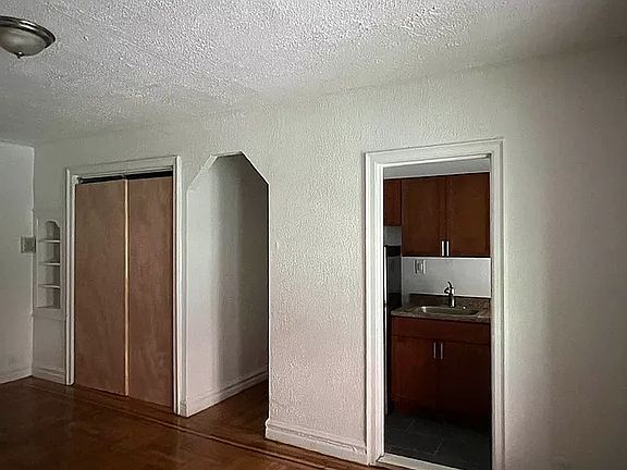 2nd image of 2100 Bronx Park E #1081C