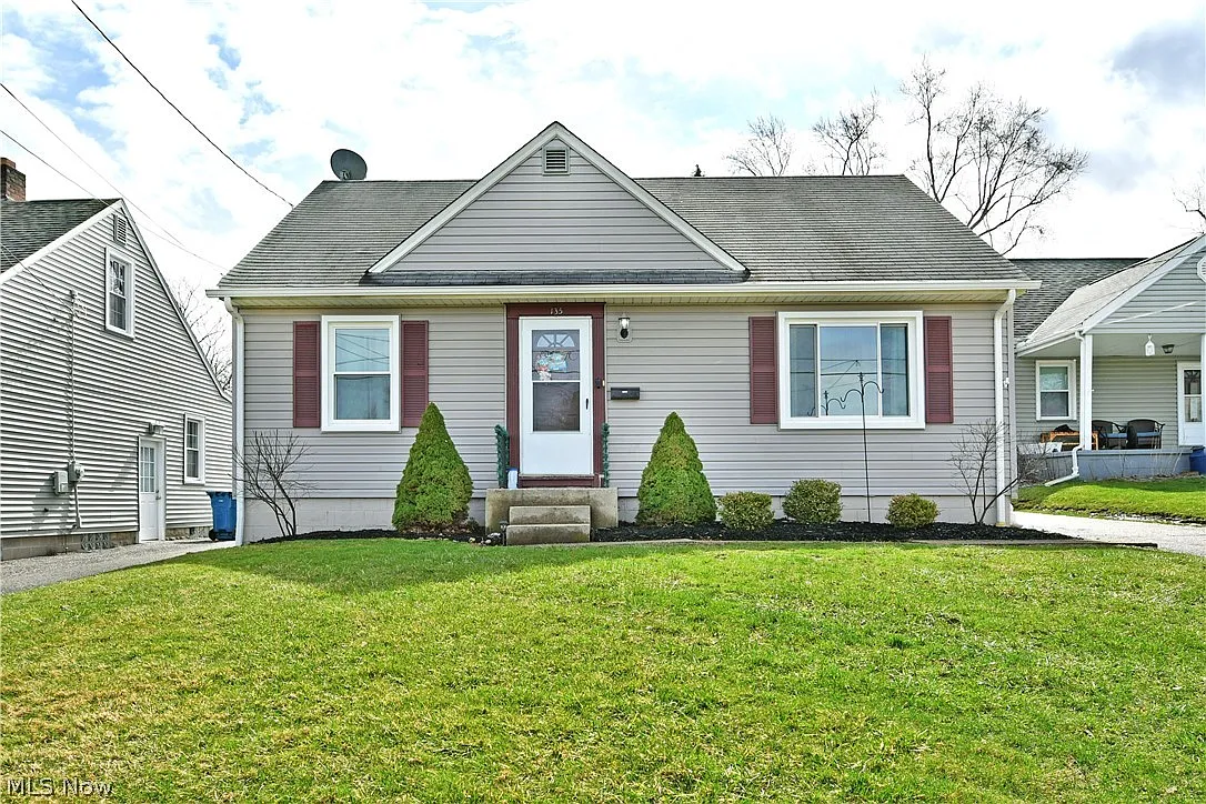 135 Clingan St photo 1
