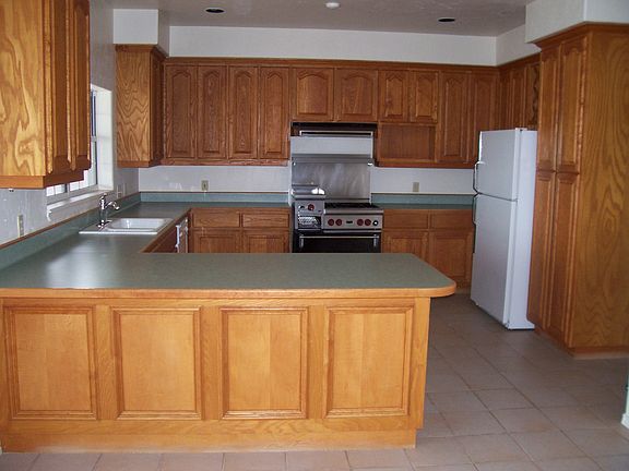 5th image of 725 N Yturria St