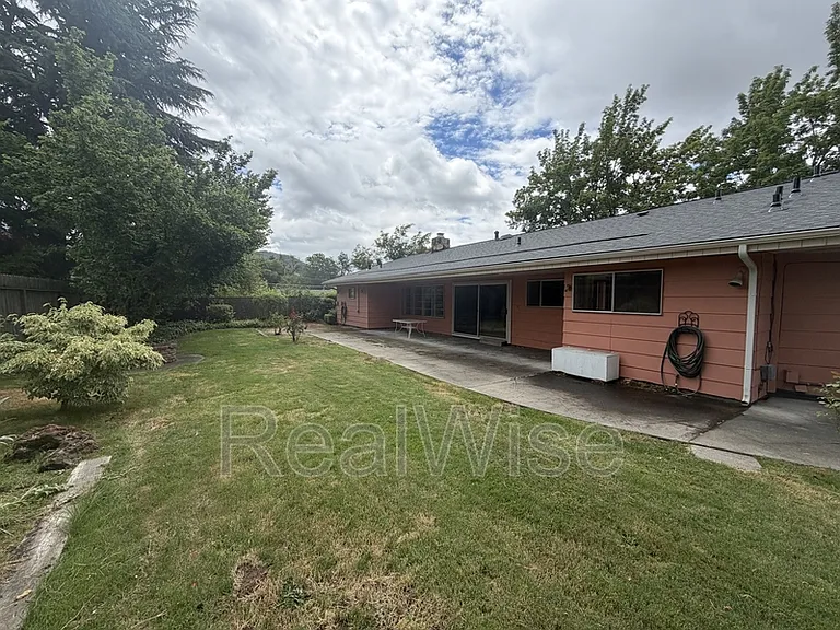 710 NW Midland Ave — Photo 14