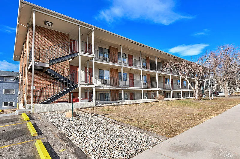 2 bed, 725 sqft, $1,330 — Photo 2