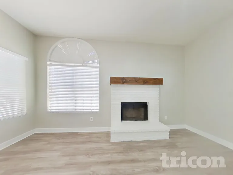 6340 W Mercer Ln — Photo 3