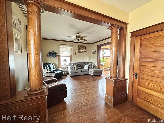 4th image of 1083 S Van Buren Rd