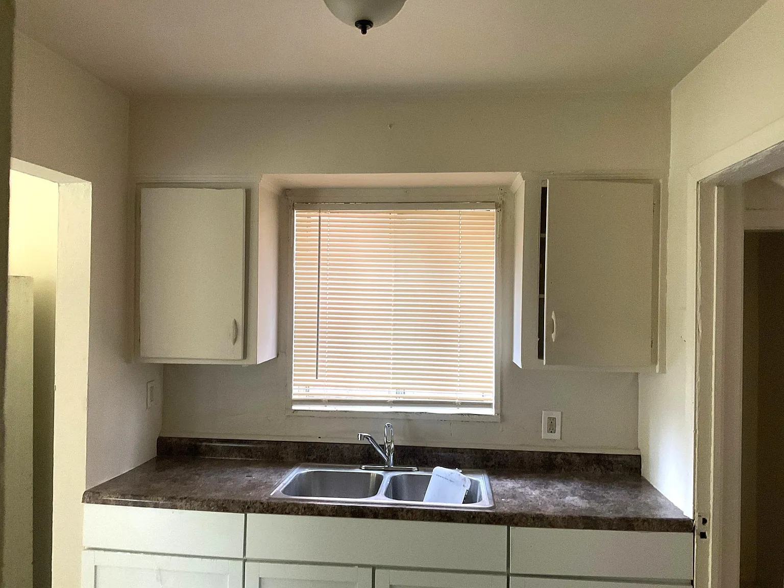 3 bed, 1000 sqft, $1,200 — Photo 2