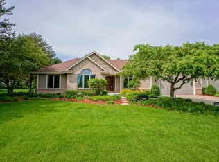 N25W26290 Foxcroft Dr, Pewaukee, WI 53072