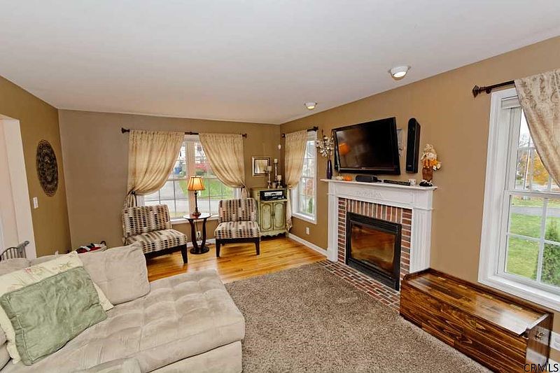 4th image of 233 N ALLENDALE Avenue