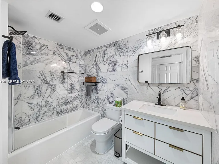 665 NE 25th St #1805 — Photo 37