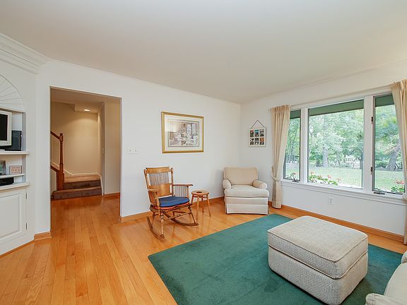 4th image of 2 Lakewood Cir